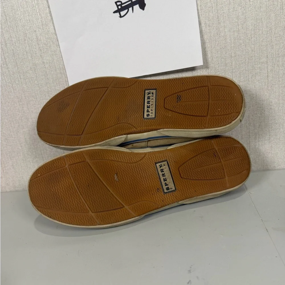 Sperry‎ Tan Boat Shoes with Blue Laces